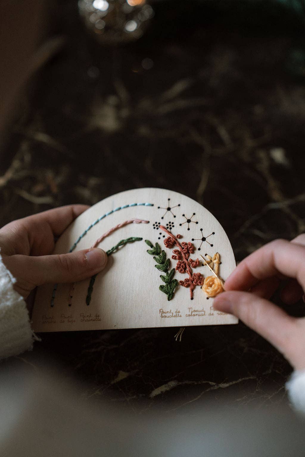 Kneckes & Compagnie - Base de broderie seule base apprentissage arc en ciel  – Bois prêt à broder
