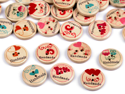 Boutons décoratifs en bois avec mention « handmade » (« fait à la main»)