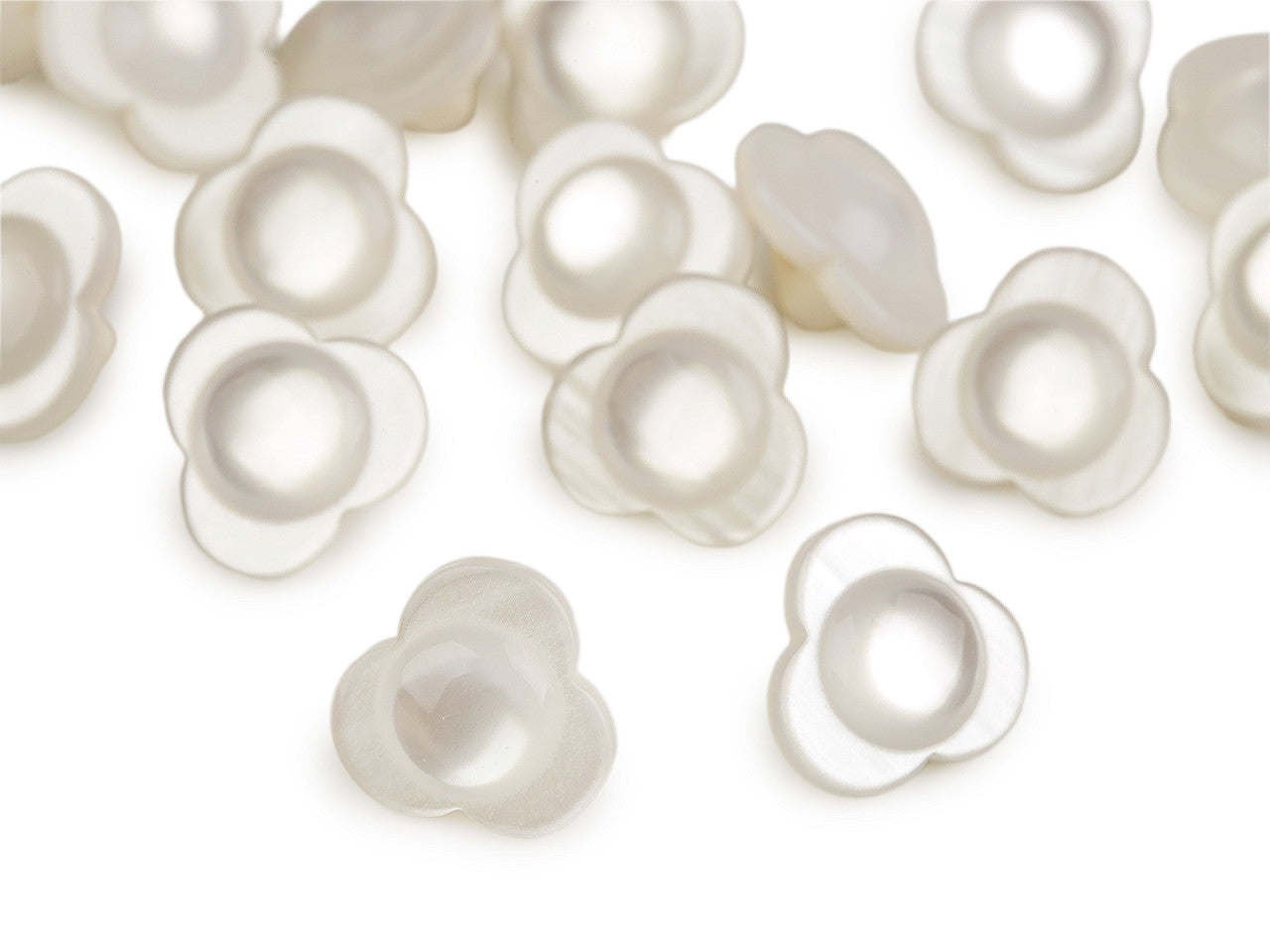 Bouton Fleur nacrée, taille 13,9mm - 20pc