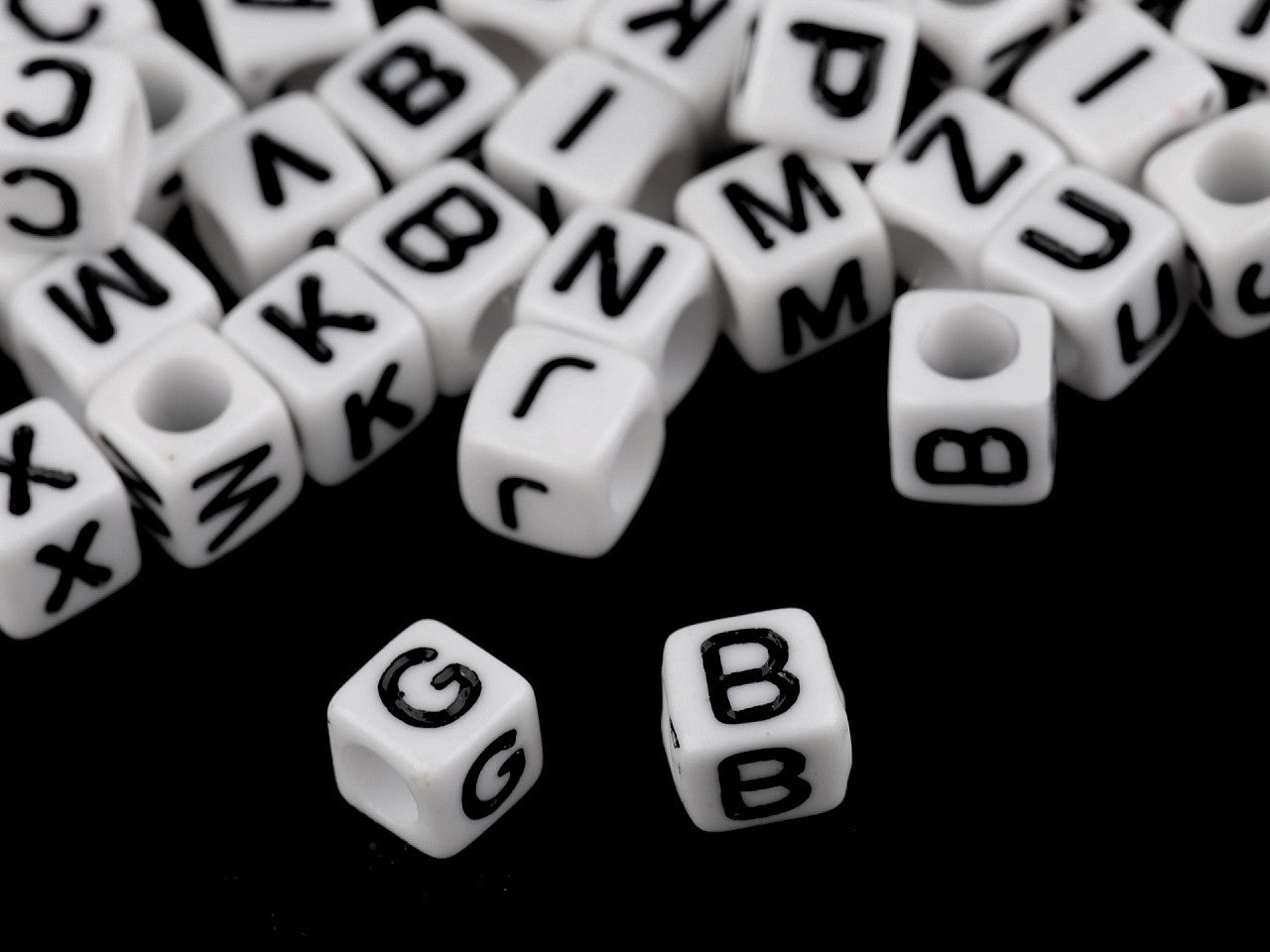 Perles en plastique cubiques avec lettres, 6 mm - 12sachet