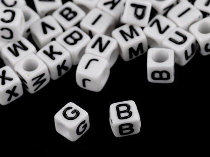 Perles en plastique cubiques avec lettres, 6 mm - 12sachet