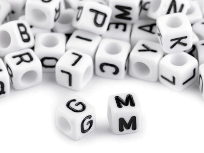 Perles en plastique cubiques avec lettres, 6 mm - 12sachet