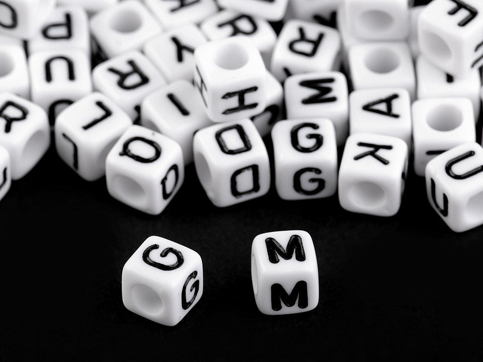 Perles en plastique cubiques avec lettres, 6 mm - 12sachet