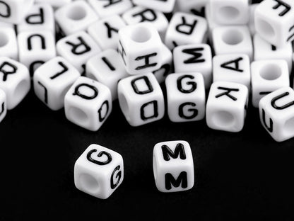 Perles en plastique cubiques avec lettres, 6 mm - 12sachet