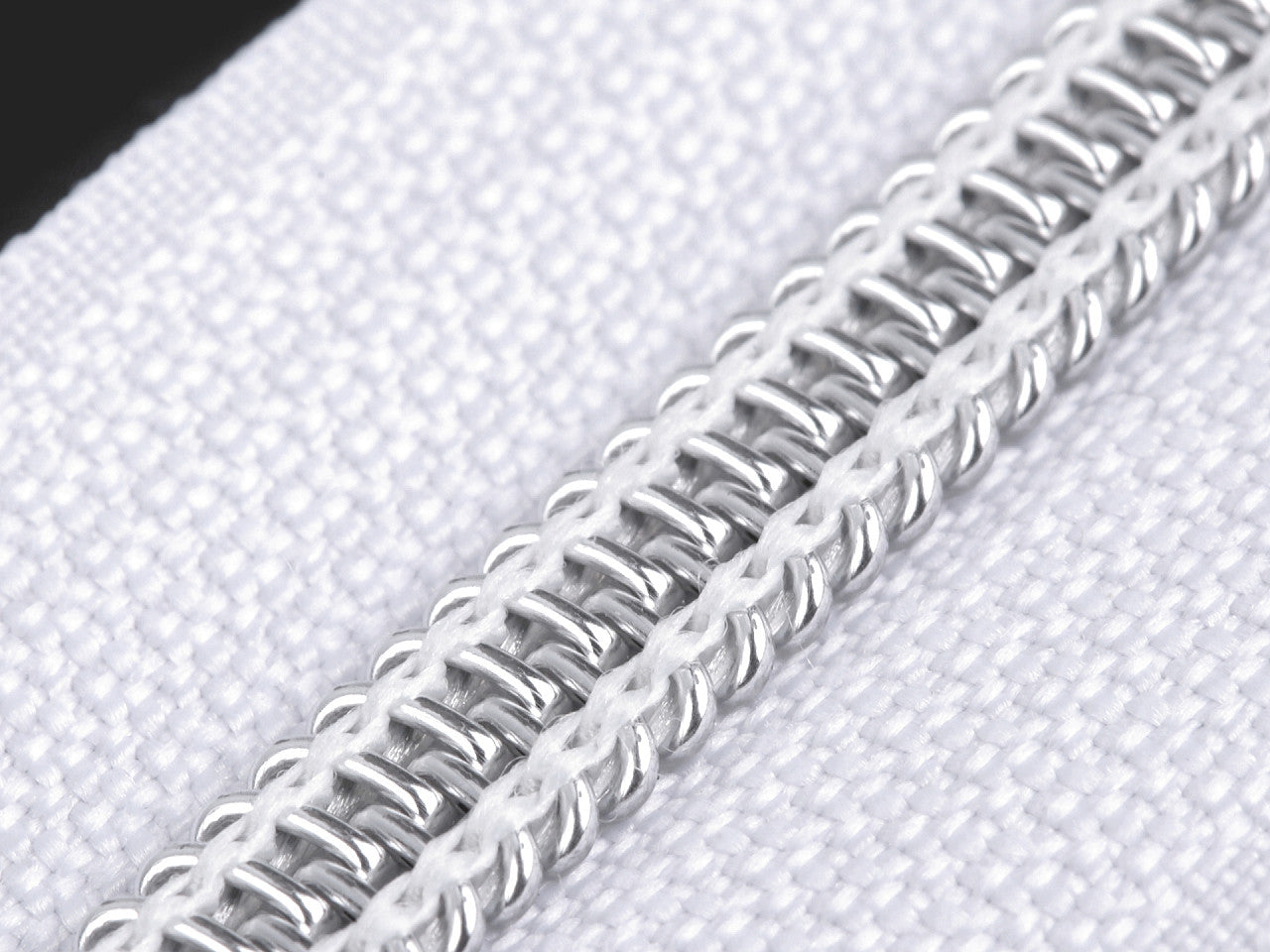 FAG en nylon avec dents argentées, No 7, longueur 55 cm