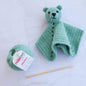 Hoooked - Kit DIY crochet couverture câline ours Bo vert sauge
