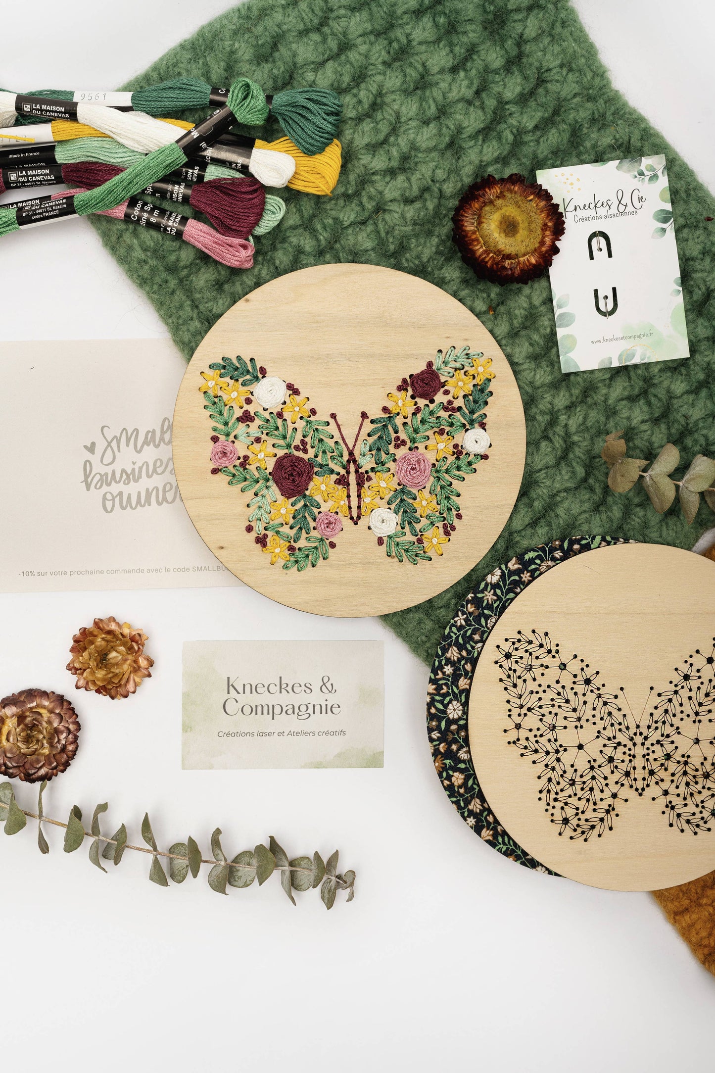 Kneckes & Compagnie - Base de broderie seule papillon floral – Bois prêt à broder