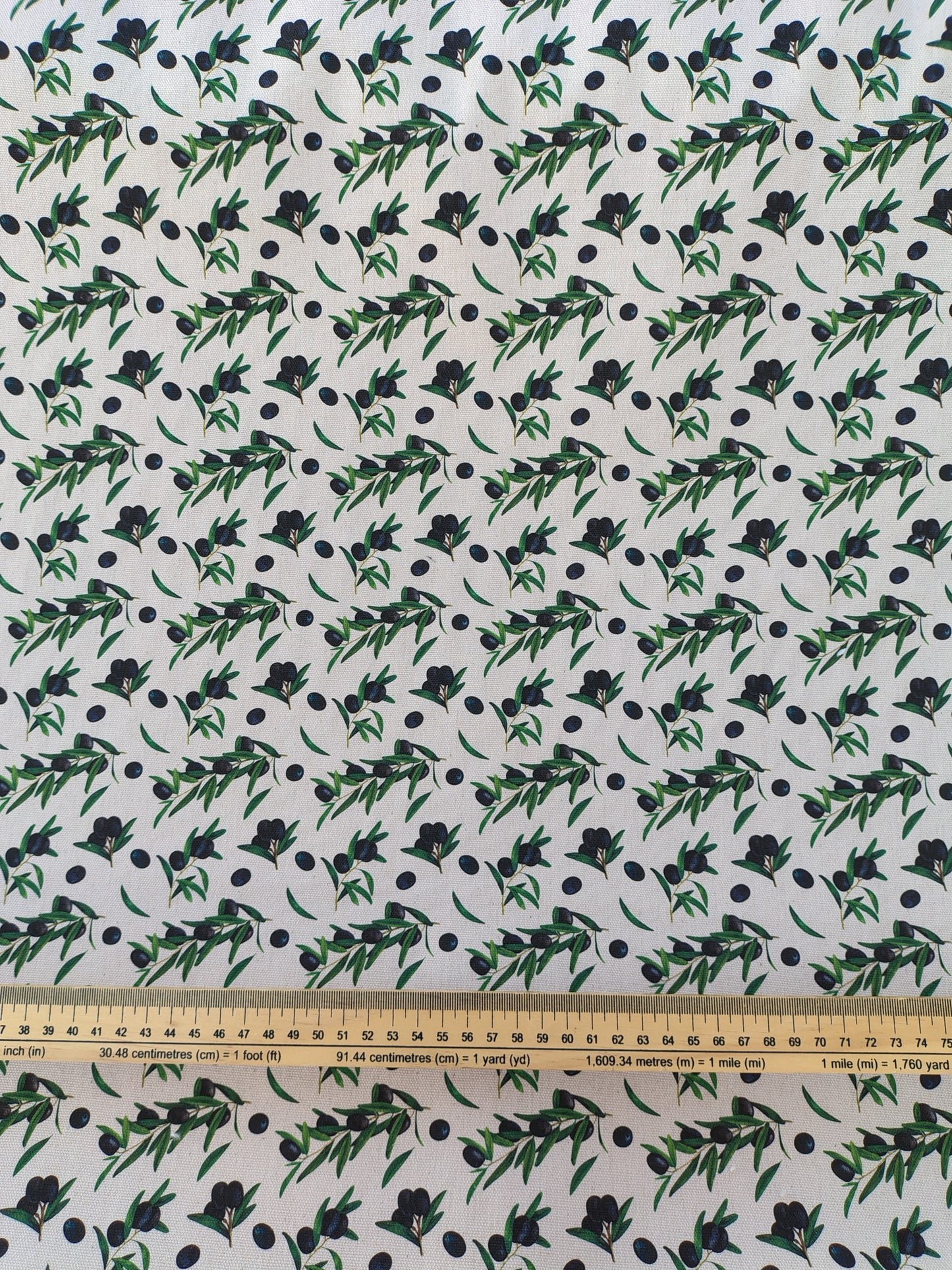 Tissu imprimé en France 62392X — Olives fond écru