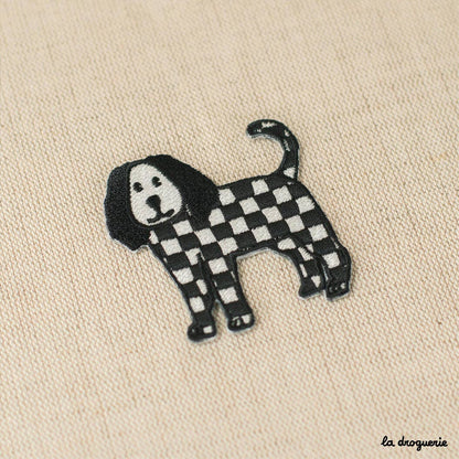 LA DROGUERIE - Écusson "Chien à damiers"