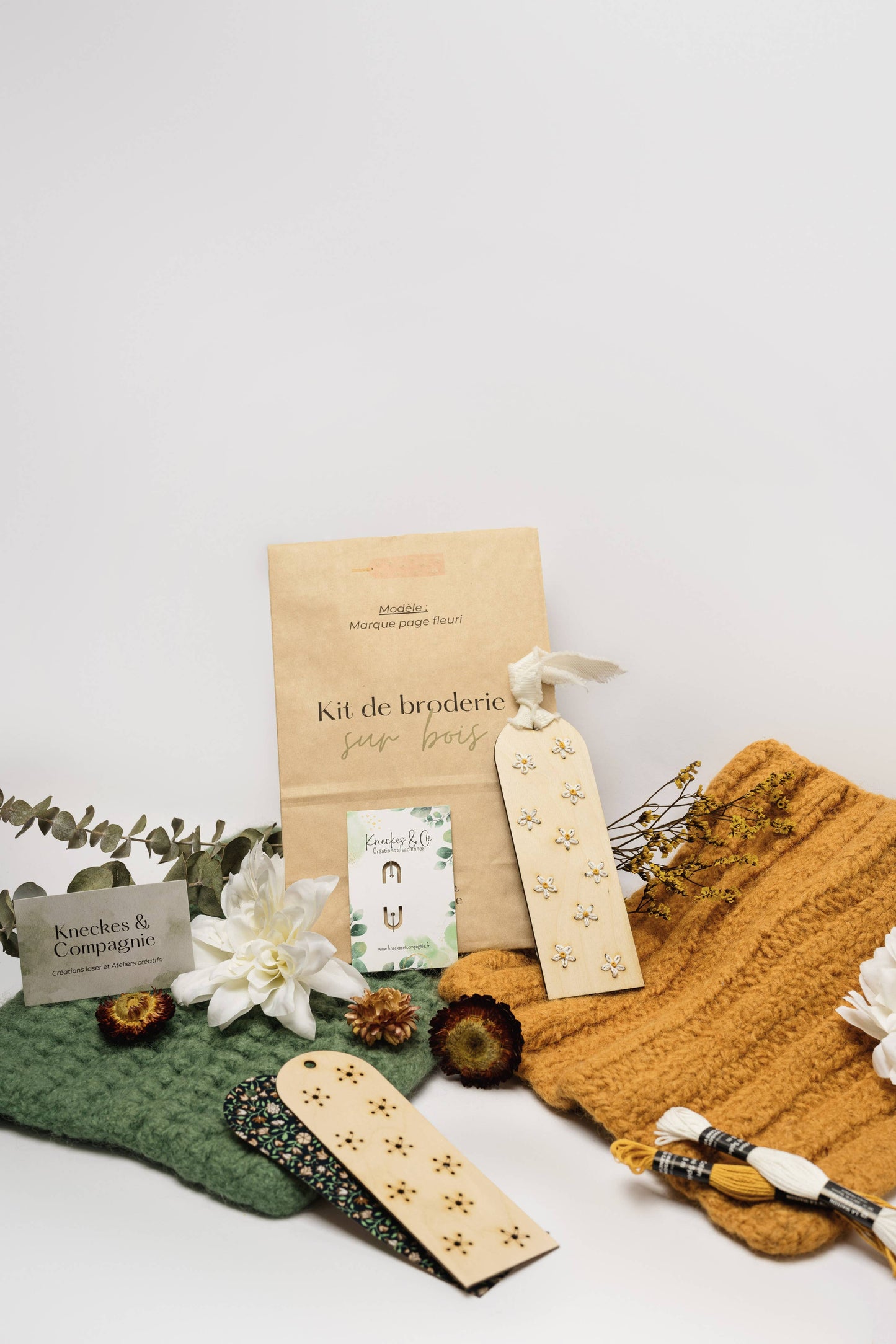 Kneckes & Compagnie - Base de broderie seule marque page fleurs – Bois prêt à broder