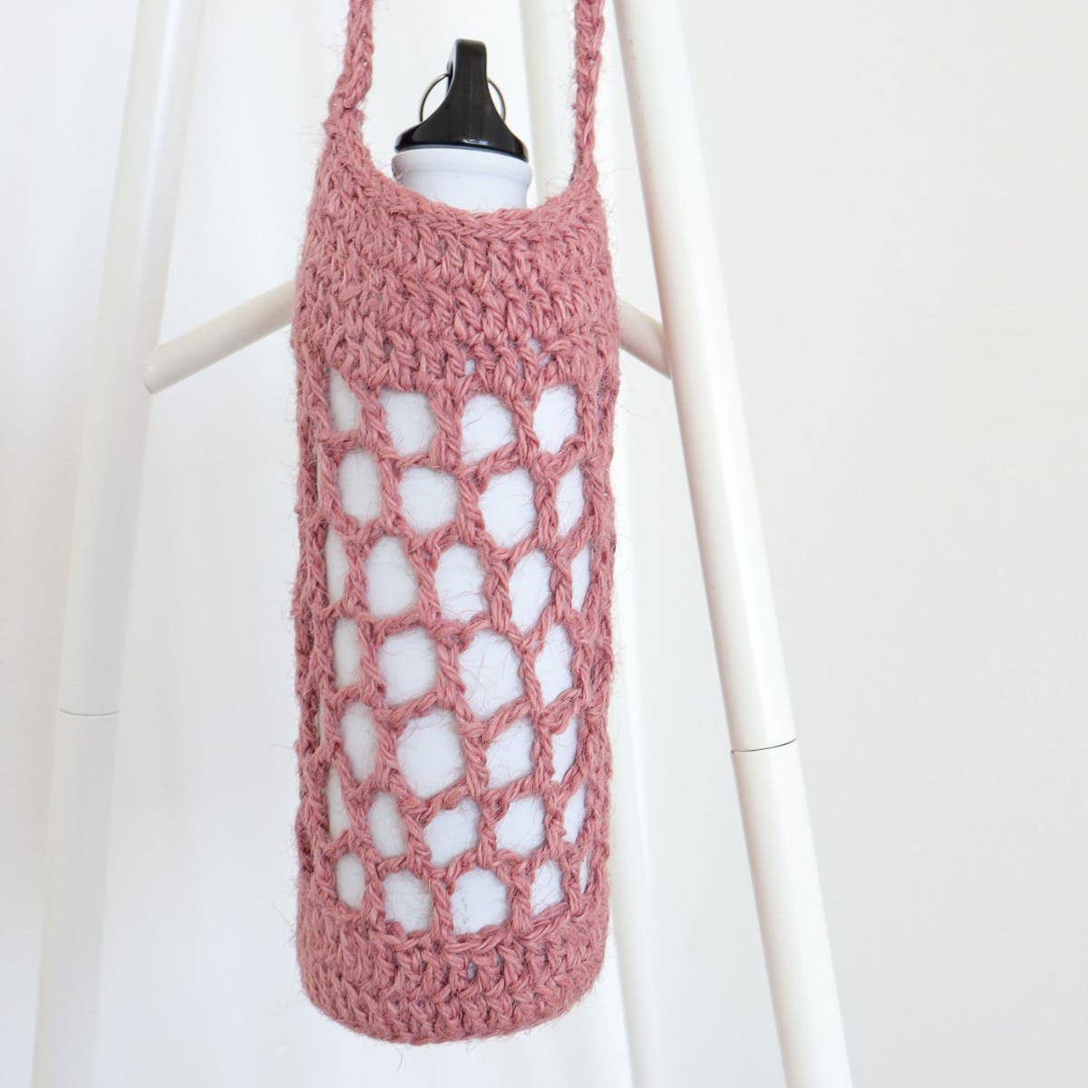 Hoooked - Kit de crochet DIY : sac pour bouteille d’eau Bogota couleur thé rose