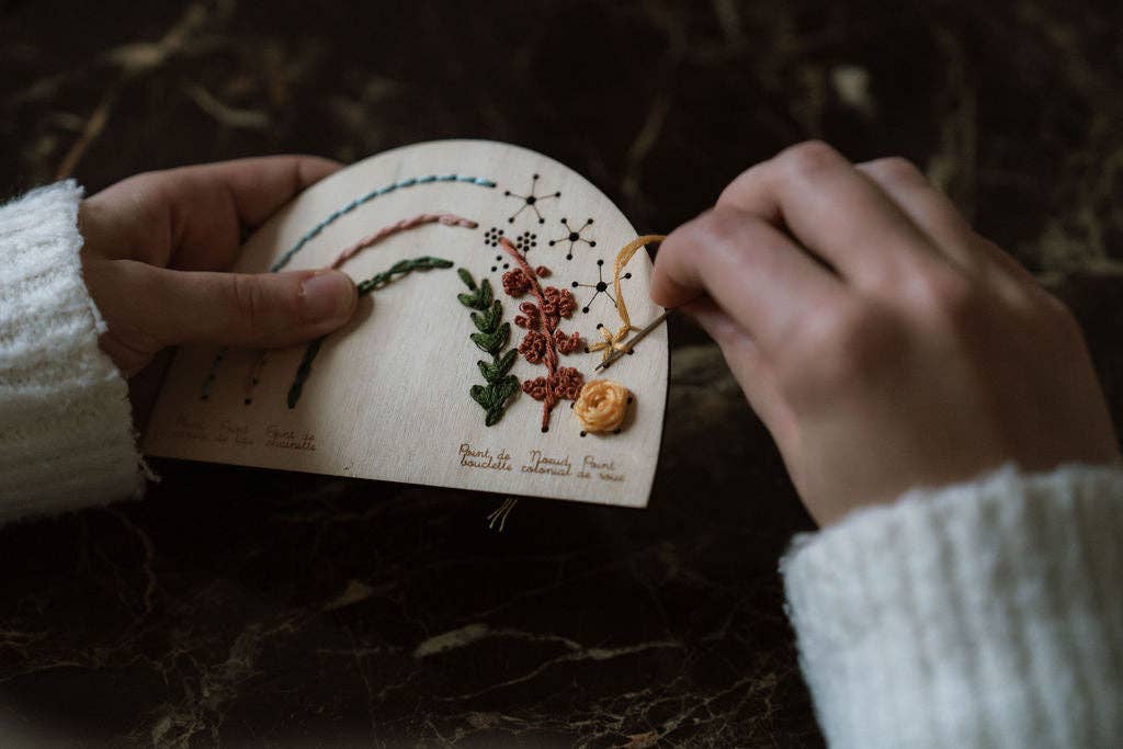 Kneckes & Compagnie - Base de broderie seule base apprentissage arc en ciel  – Bois prêt à broder