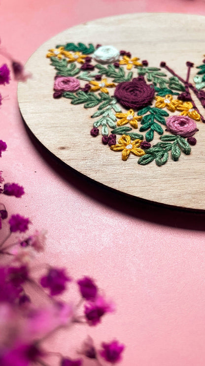 Kneckes & Compagnie - Kit de broderie papillon floral
