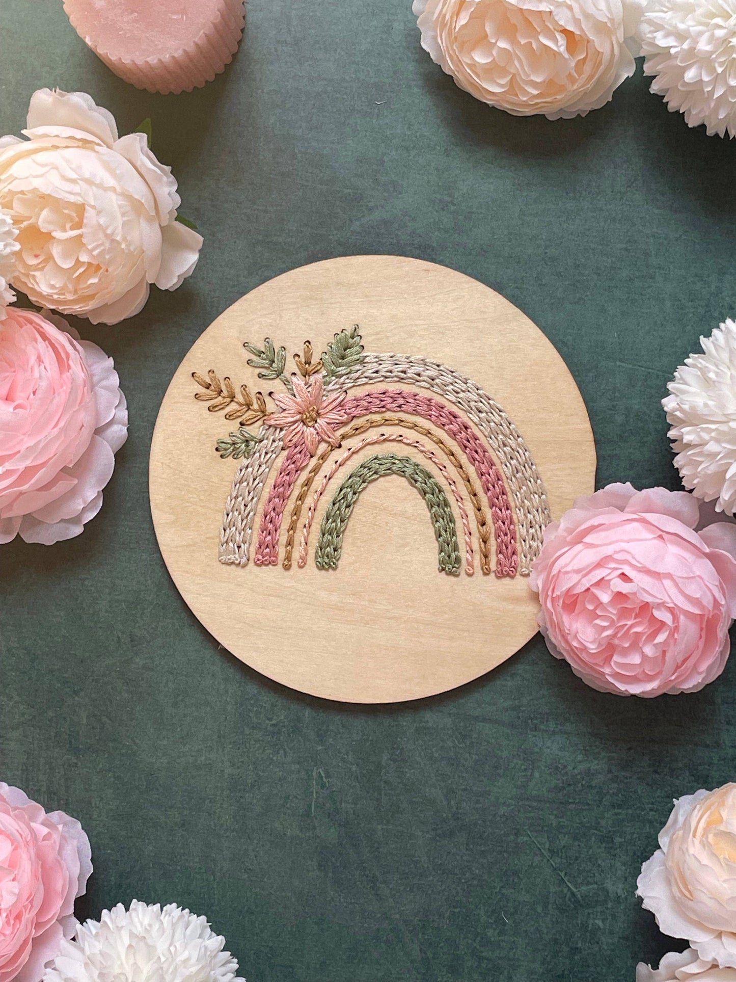 Kneckes & Compagnie - Kit de broderie arc-en-ciel floral