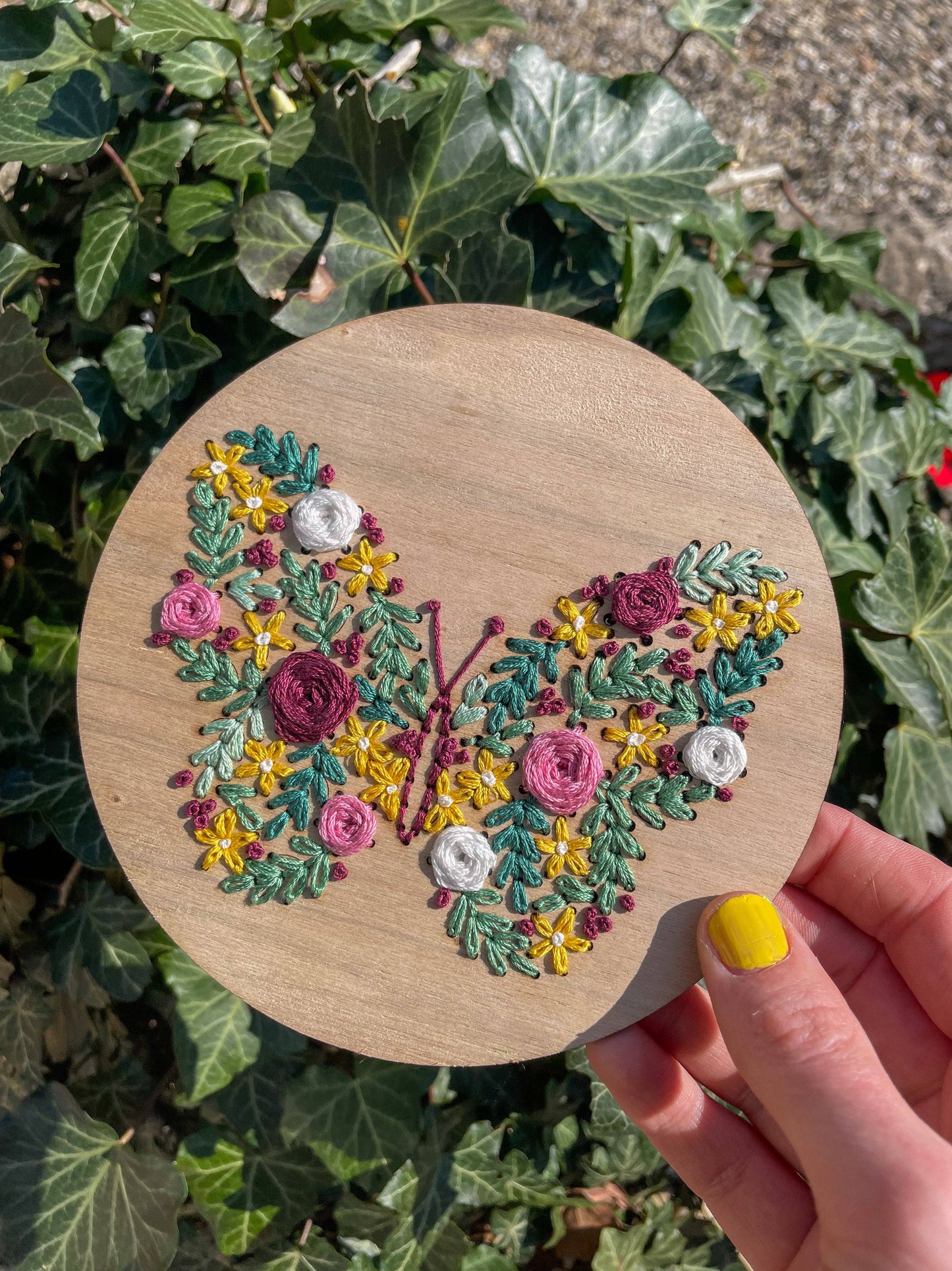 Kneckes & Compagnie - Kit de broderie papillon floral