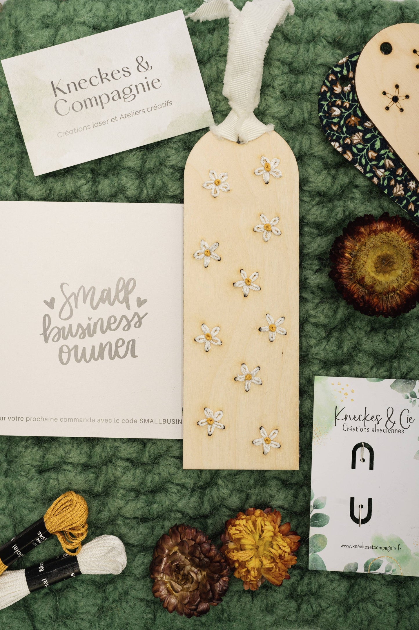 Kneckes & Compagnie - Base de broderie seule marque page fleurs – Bois prêt à broder